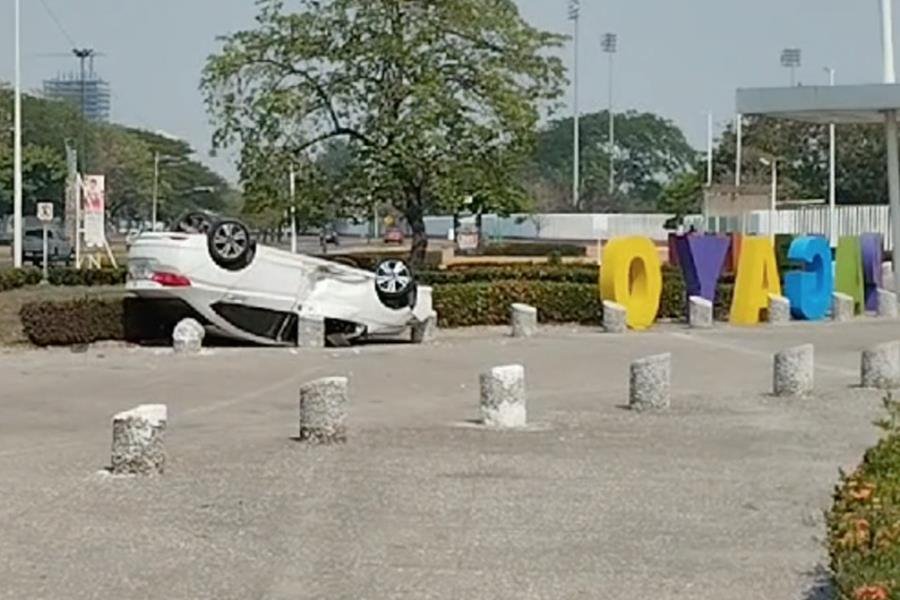 Vuelca automovilista en Av. Bicentenario; termina en jardín del Papagayo