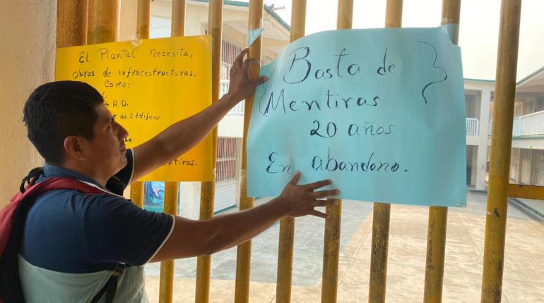 Padres de familia cierran CECyTE 11; acusan abandono de las instalaciones