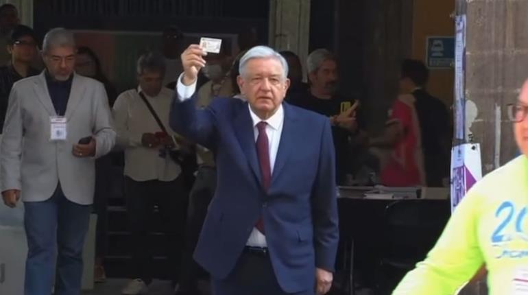 ¡Ánimo!, expresa AMLO tras acudir a votar junto a su esposa