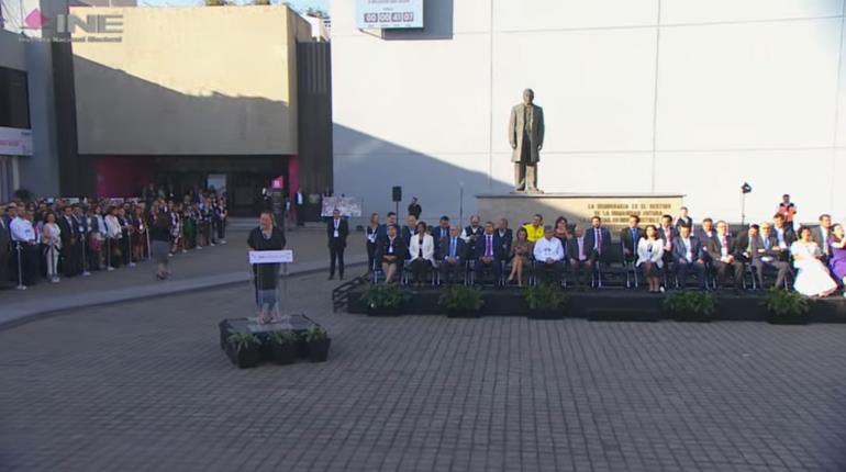 Rinde INE honores a la bandera previo al inicio de la jornada electoral