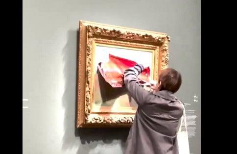 Detienen a activista por pegar cartel de protesta sobre cuadro de Monet en París