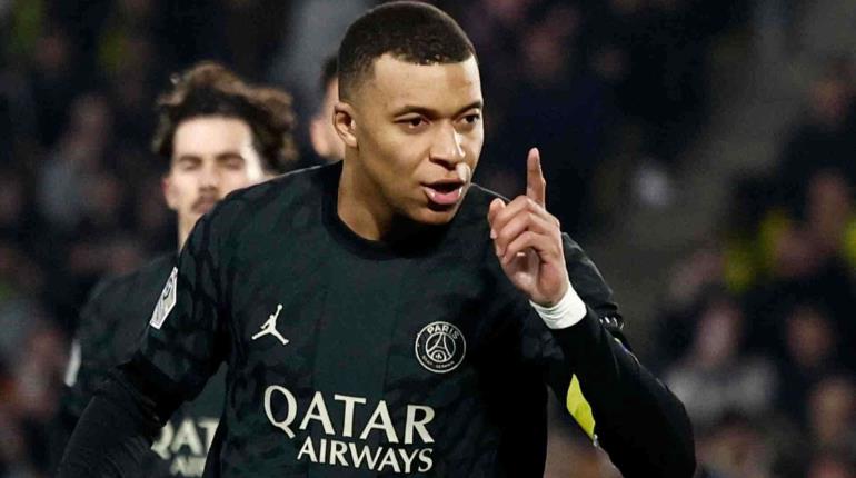 Mbappé se fractura la nariz y usará máscara