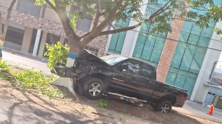 Conductor pierde el control de su vehículo y se impacta contra árbol en Paraíso