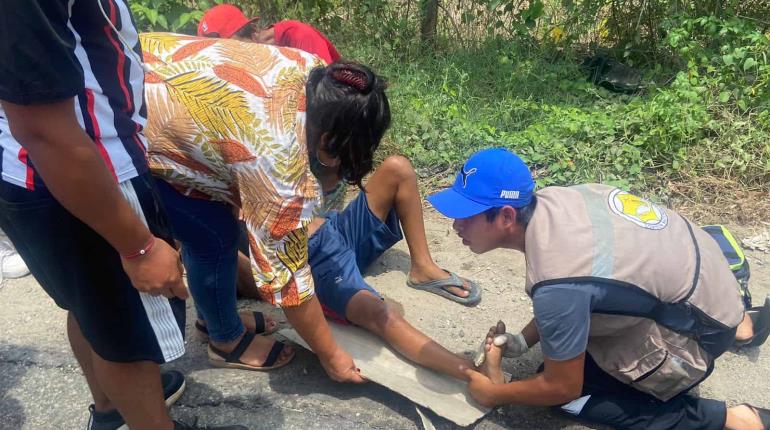 Embiste camioneta a motociclistas en la Vía Corta; resultan lesionados