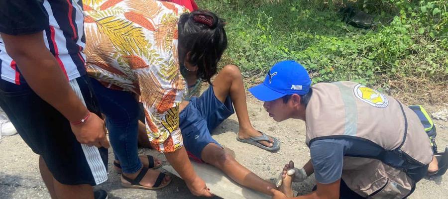 Embiste camioneta a motociclistas en la Vía Corta; resultan lesionados