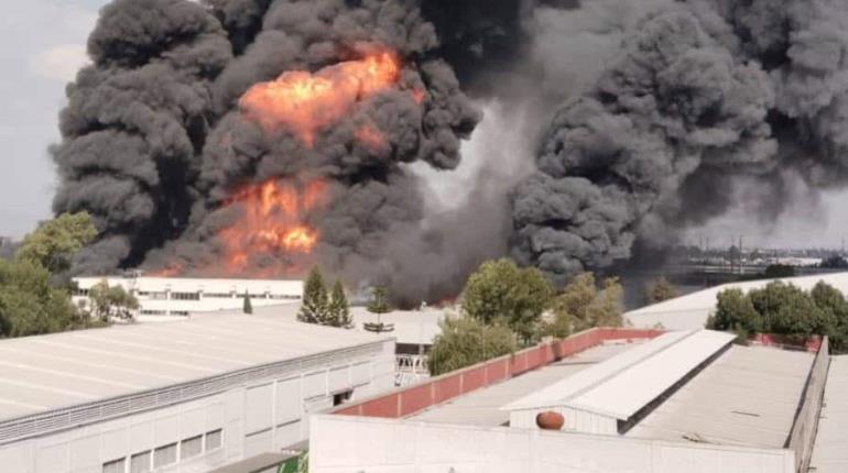 Se registra fuerte incendio en una bodega en Ecatepec