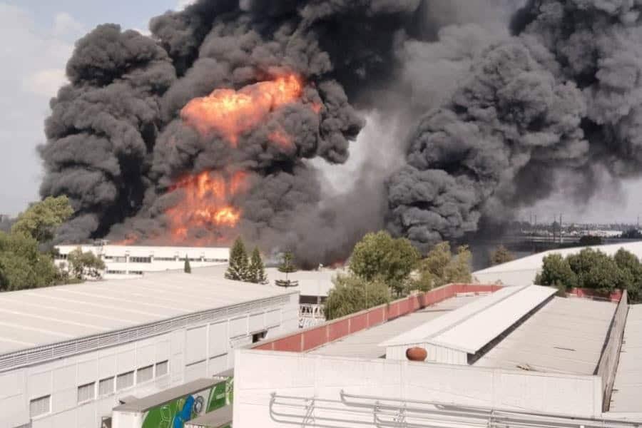 Se registra fuerte incendio en una bodega en Ecatepec