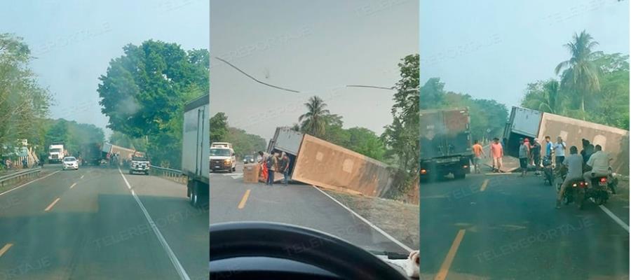 Vuelca camión en la Cárdenas – Coatzacoalcos; roban carga