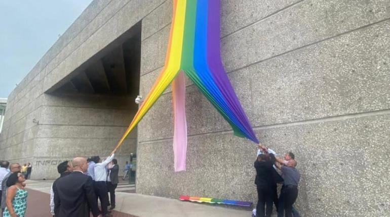 Sindicato rompe bandera LGBT de edificio de Infonavit