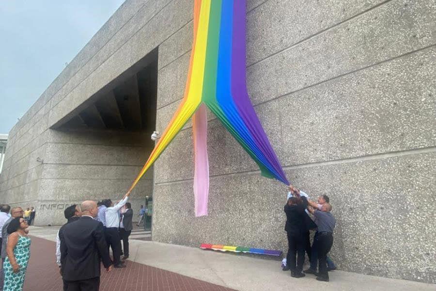 Sindicato rompe bandera LGBT de edificio de Infonavit