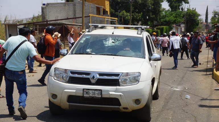 Se enfrentan civiles y docentes tras bloqueo de la CNTE en Oaxaca