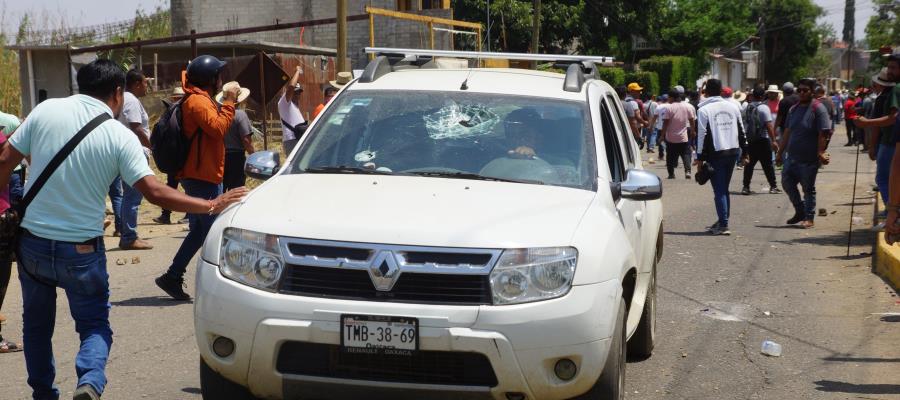 Se enfrentan civiles y docentes tras bloqueo de la CNTE en Oaxaca