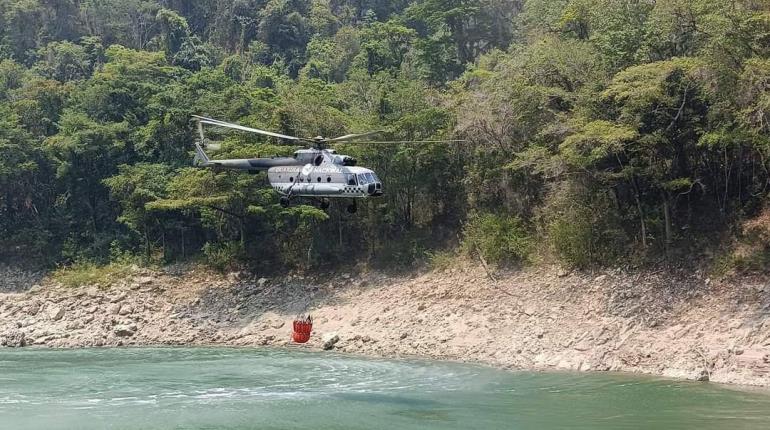 Con helibalde y helicóptero combaten incendio en Tenosique