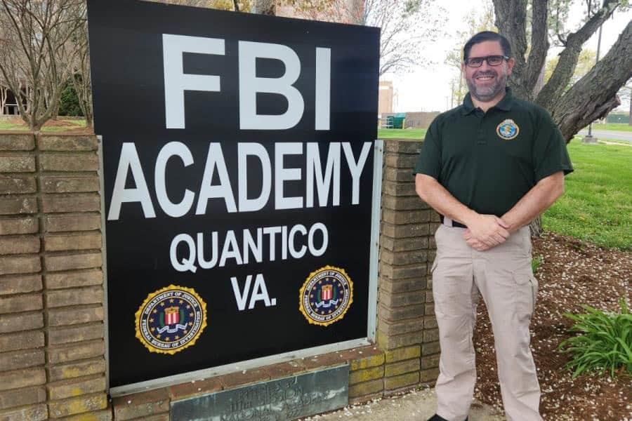 Se gradúa el tabasqueño Luis Arcadio Gutiérrez de Academia Nacional del FBI