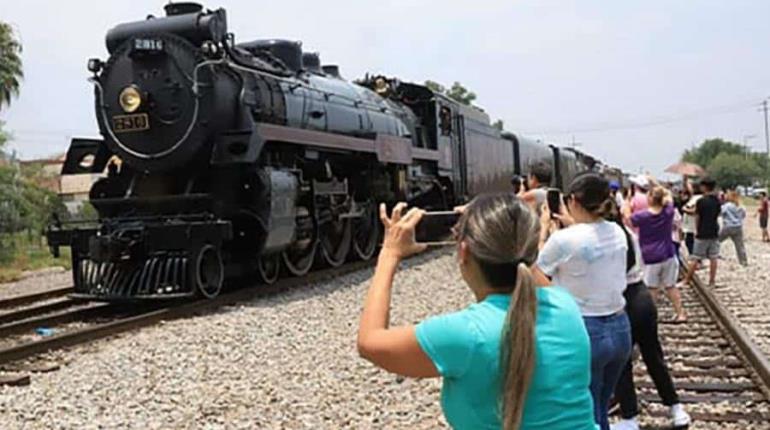 ¡Ahora en Coahuila! Mujer casi es arrollada por el tren "La Emperatriz; le voló el celular