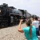 ¡Ahora en Coahuila! Mujer casi es arrollada por el tren "La Emperatriz; le voló el celular