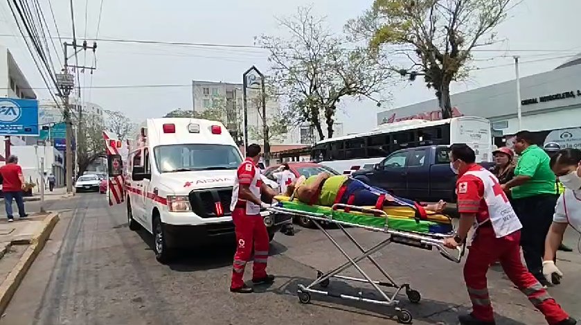 Se impacta automovilista contra motocicleta donde viajaban 2 mujeres