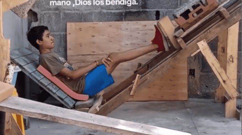 Adolescente en Tamaulipas construye su propio gimnasio con madera y material reutilizable