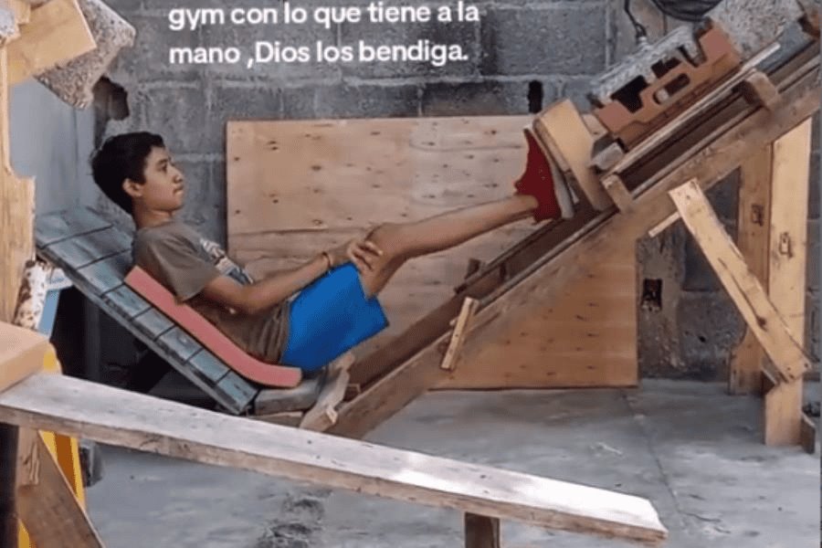 Adolescente en Tamaulipas construye su propio gimnasio con madera y material reutilizable