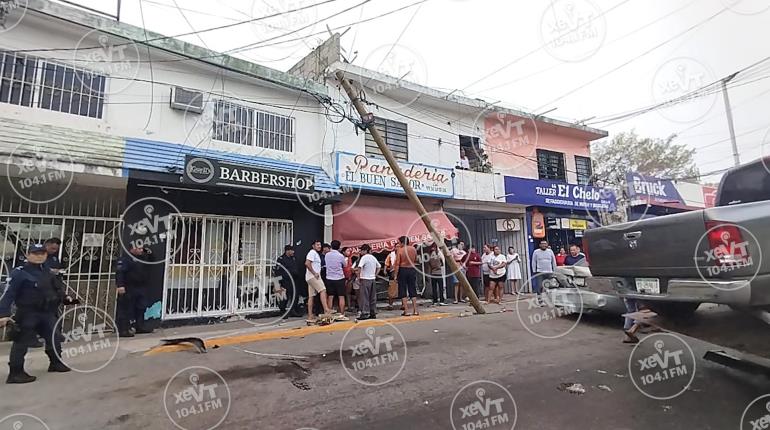 Una mujer herida, 2 vehículos colisionados y daños en negocio, deja accidente en Tierra Colorada