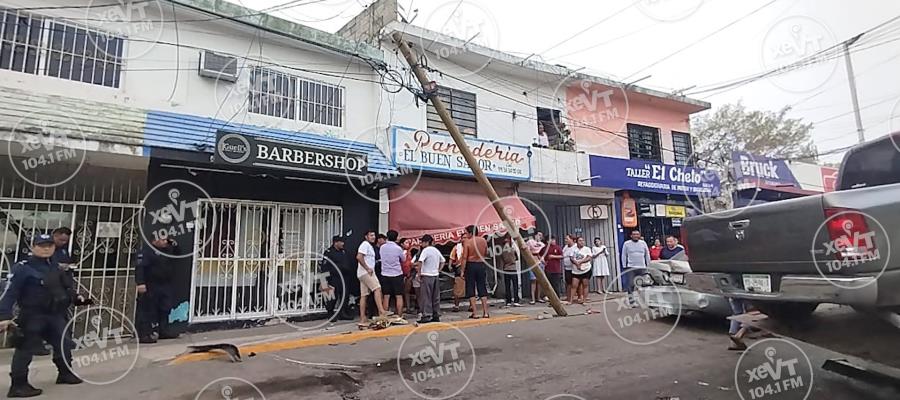 Una mujer herida, 2 vehículos colisionados y daños en negocio, deja accidente en Tierra Colorada