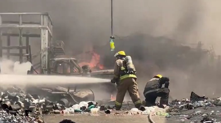 Bodega de material reciclado se incendia en Morelos 