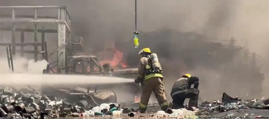 Bodega de material reciclado se incendia en Morelos 