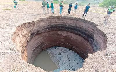 Se registra enorme socavón en cultivo de maíz en Tlapa, Guerrero