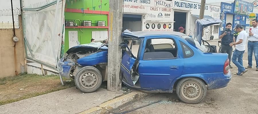 Pareja de adultos mayores impactan contra poste de CFE 