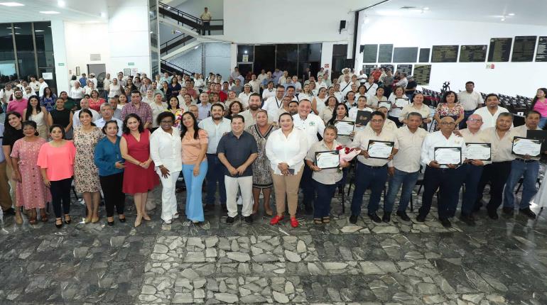 Entrega Congreso local reconocimientos y estímulos a trabajadores por antigüedad laboral