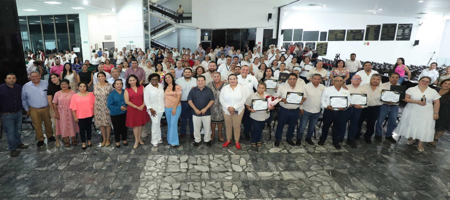 Entrega Congreso local reconocimientos y estímulos a trabajadores por antigüedad laboral