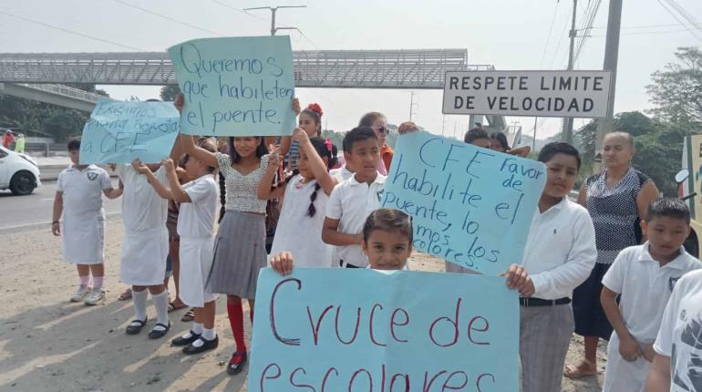 Protestan en primaria de Cunduacán; piden a CFE reacomodar cableado cerca de puente peatonal