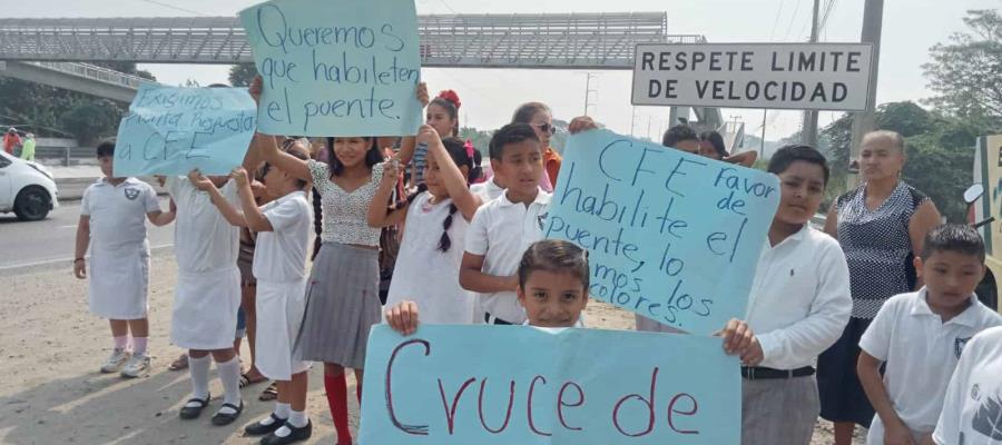 Protestan en primaria de Cunduacán; piden a CFE reacomodar cableado cerca de puente peatonal