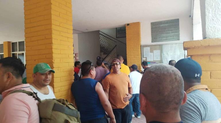 Protestan policías en demanda de pago de salarios y bonos en Cunduacán