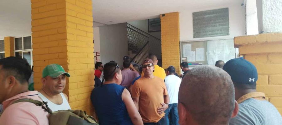 Protestan policías en demanda de pago de salarios y bonos en Cunduacán