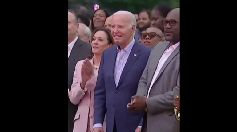 Captan a Biden "congelado" durante fiesta en Casa Blanca