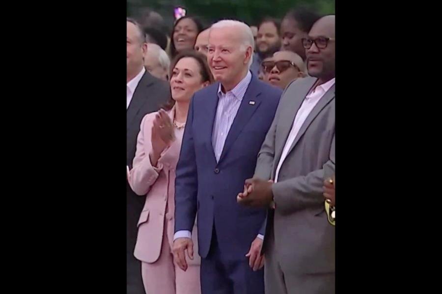 Captan a Biden "congelado" durante fiesta en Casa Blanca