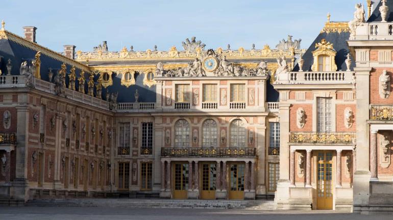 Evacúan Palacio de Versalles por incendio