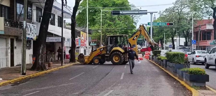 Inicia cierre y cambio de sentido de calles por trabajos en drenaje pluvial del malecón