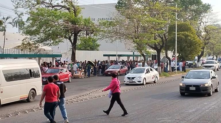 Ahora fue Avenida Universidad la vialidad colapsada por proceso de admisión a la UJAT 