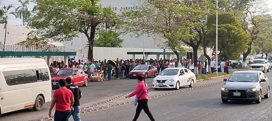 Ahora fue Avenida Universidad la vialidad colapsada por proceso de admisión a la UJAT 