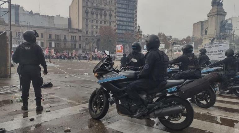 Protestas contra Ley Bases de Milei terminan en violentos disturbios en Argentina