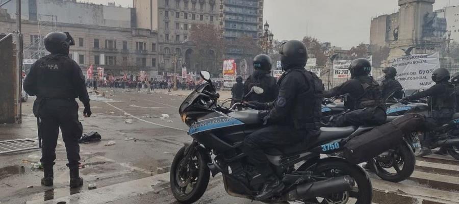 Protestas contra Ley Bases de Milei terminan en violentos disturbios en Argentina