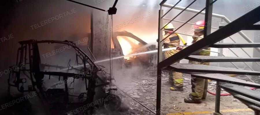 Se calcinan 3 vehículos en incendio al interior de una torre en la colonia Rovirosa