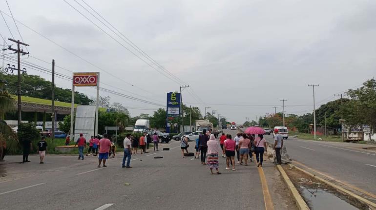 Bloquean por casi 4 horas la Villahermosa -Frontera, por falta de agua potable