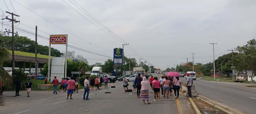 Bloquean por casi 4 horas la Villahermosa -Frontera, por falta de agua potable