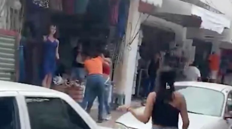 2 mujeres se agarran a golpes en Macuspana