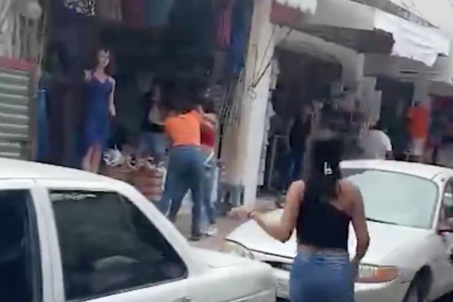 2 mujeres se agarran a golpes en Macuspana