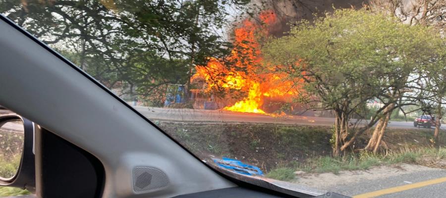 Incendio consume palapa en la Villahermosa – Cárdenas