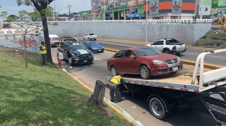 Aseguran auto con placas sobrepuestas en Villahermosa